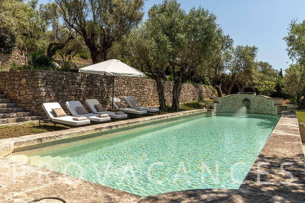 Wunderschöne authentische Villa mit Olivenhain und Pool in der Provence 1