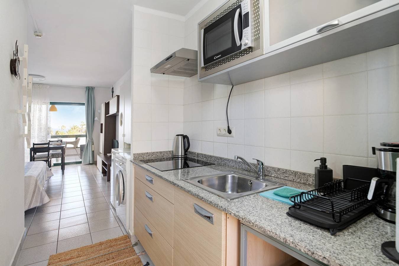Foto 11 von 21: Ferienwohnung 'Al Sole Studios Playa Roca' mit Meerblick, Gemeinschaftspool und WLAN