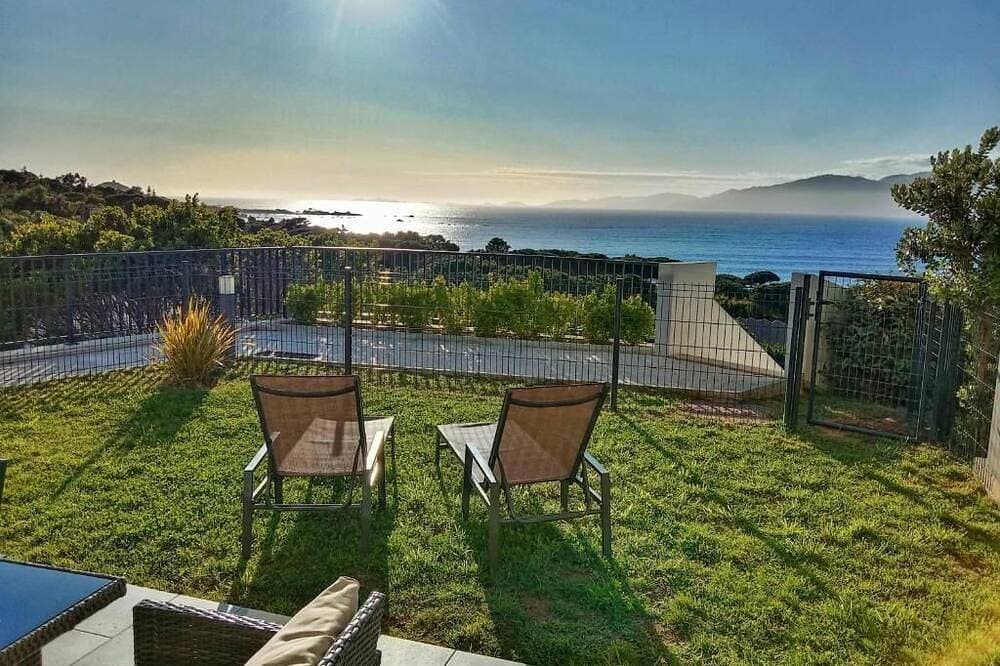 Air-conditioned T3 Apartment with garden, sea and mountain views, beach 200m away 1