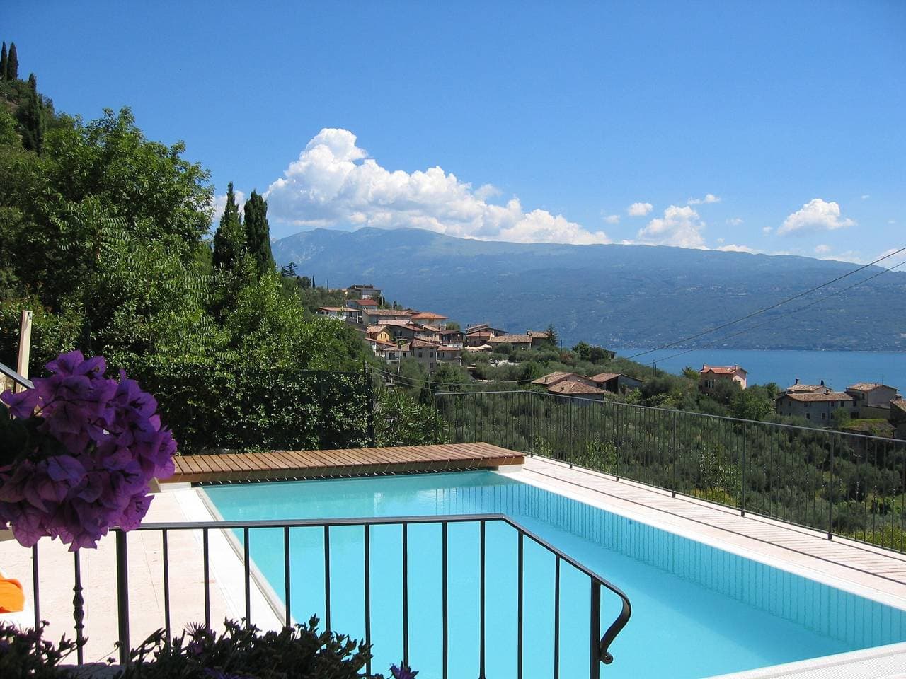 Foto 4 von 29: Fantastische Villa mit privatem Pool, Seeblick und Terrassen; Doppelgarage