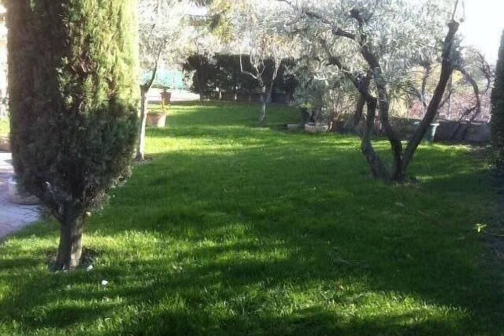 Foto 13 von 21: VIlla av Garten und Pool in der Nähe. St. Remy de Provence (Chateau)