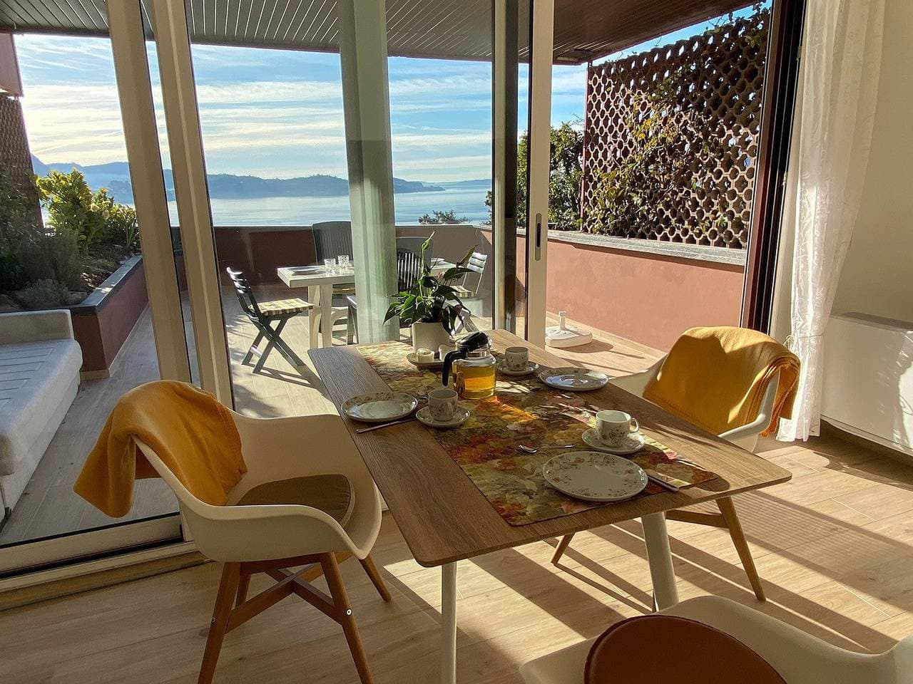 Barbara apartment with lake view in Ghiffa 1