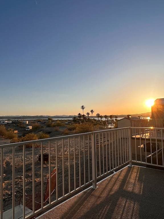 Foto 10 von 18: On \"The Island\" at  Lake Havasu.