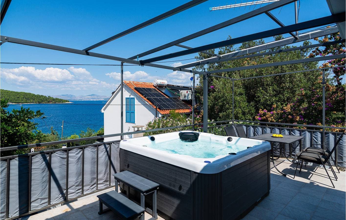 Wohnung an der Küste mit Meerblick, Terrasse und in der Nähe von Necujam 1