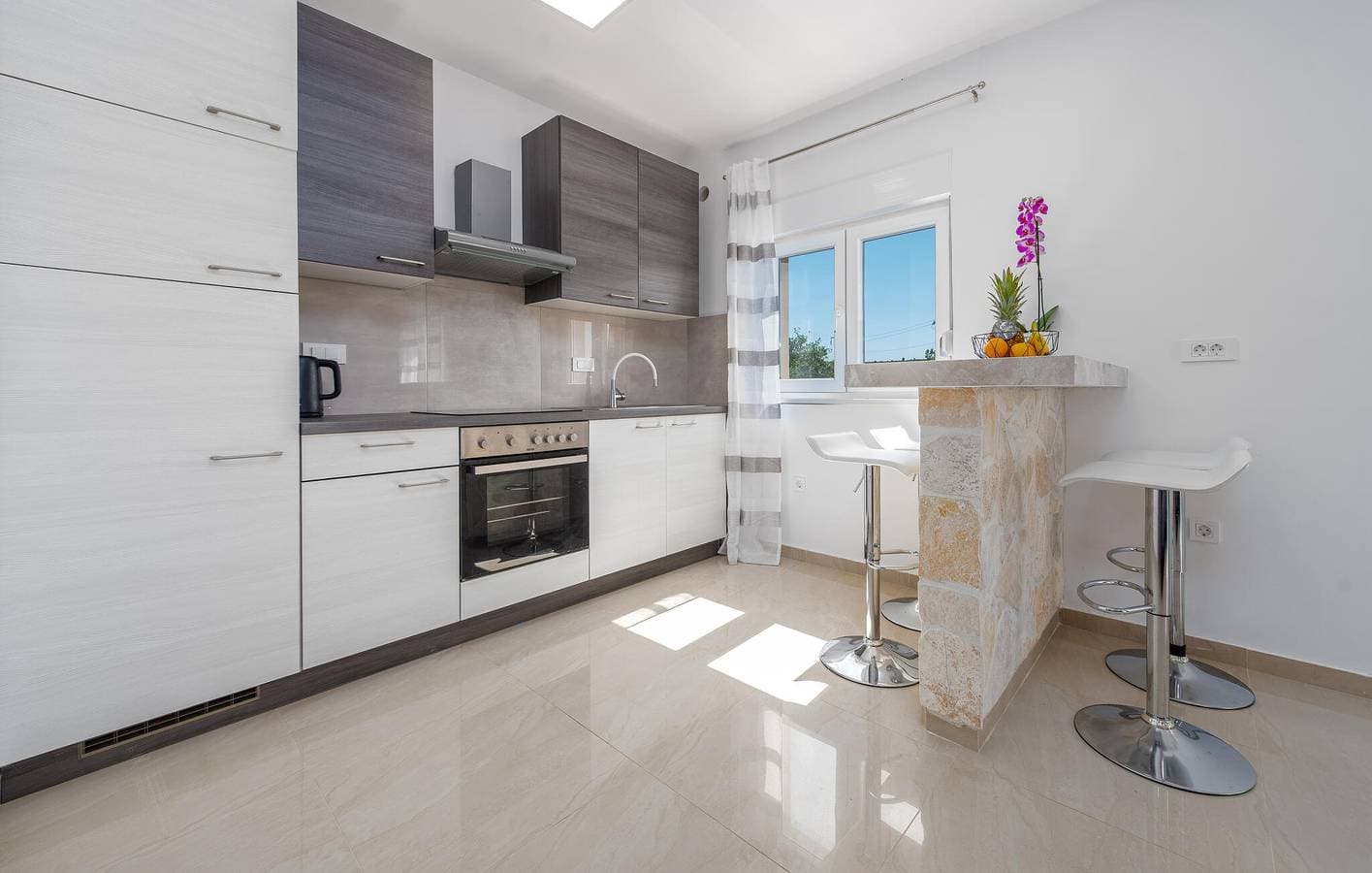 Foto 5 von 29: Urlaub am Meer: Gemütliche Ferienwohnung mit Terrasse, Küche und Parkplatz