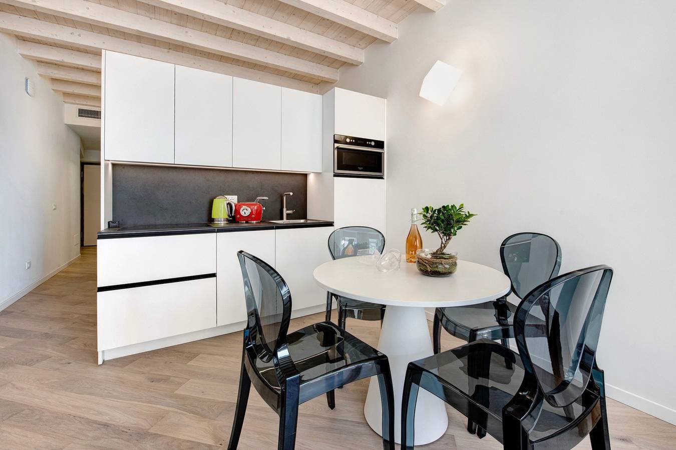 Foto 13 von 29: Ferienwohnung 'Flat 1' mit Seeblick, WLAN und Klimaanlage