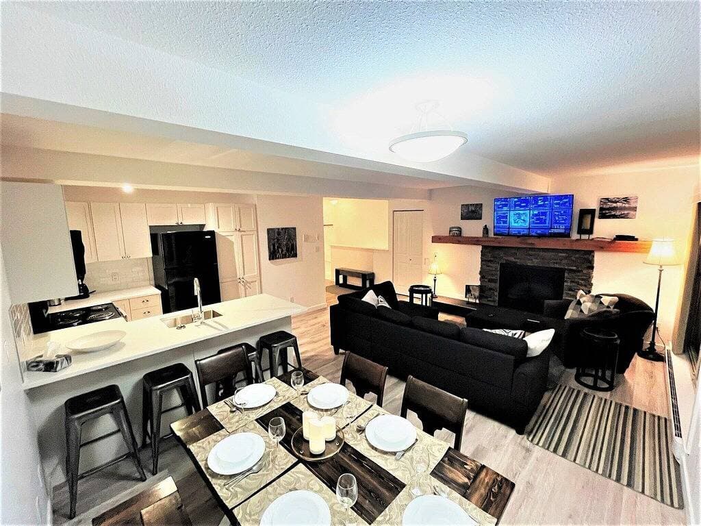 Foto 7 von 13: Renovated 3 bedroom condo, lower village, steps from the gondola and Toby pool.