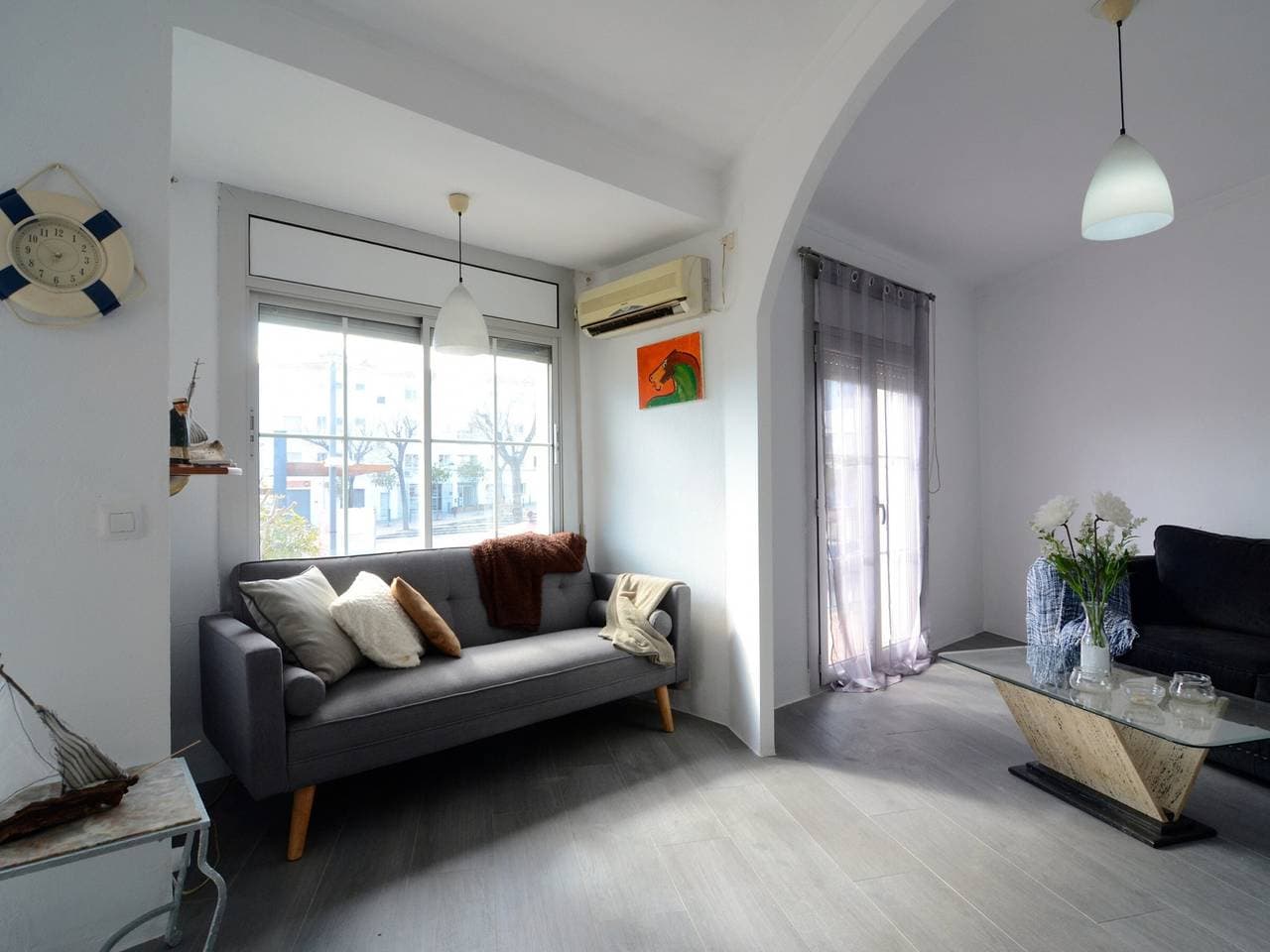 Geräumige 3-Zimmer-Wohnung mit WLAN und Klimaanlage im Stadtzentrum. 1