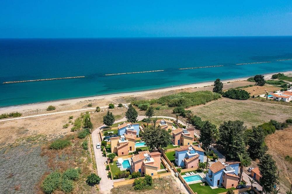 Foto 12 von 30: Strandvilla in erster Meereslinie mit privatem Pool.