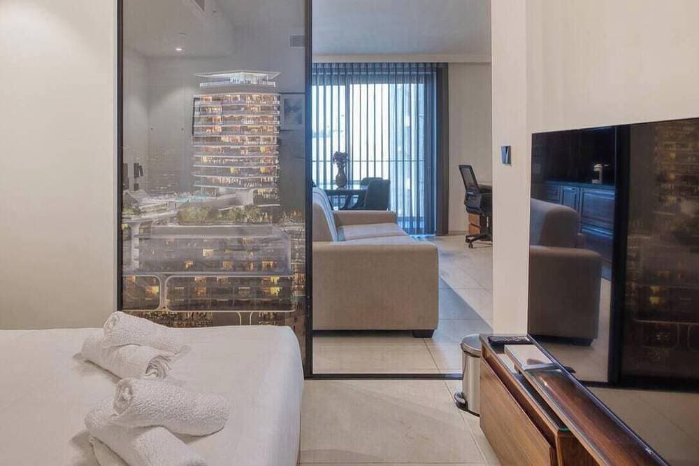 Foto 7 von 30: Official Mercury Suite: Luxury w/ Pool & Balcony