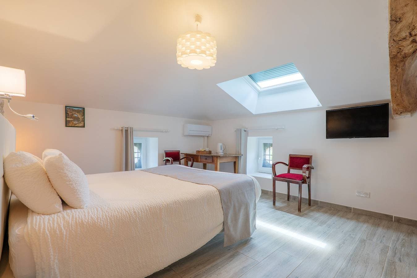 Foto 4 von 22: Gästezimmer 'Chambre Catherine' mit Gemeinschaftspool, WLAN und Klimaanlage