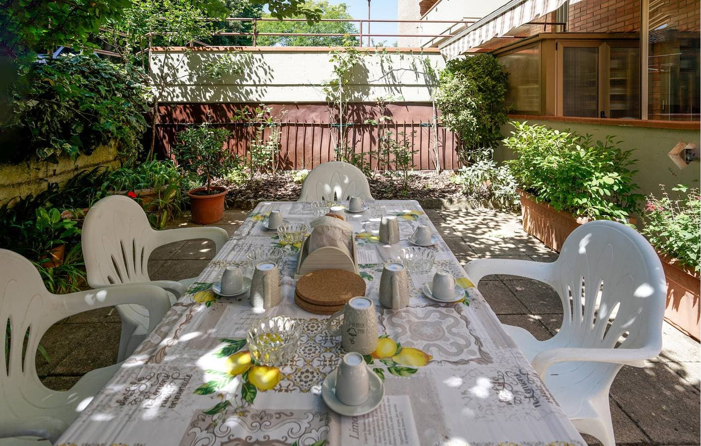 Foto 10 von 21: Gemütliche Gartenwohnung mit Parkplatz, WiFi, AC in der Nähe von Fluss und Restaurant