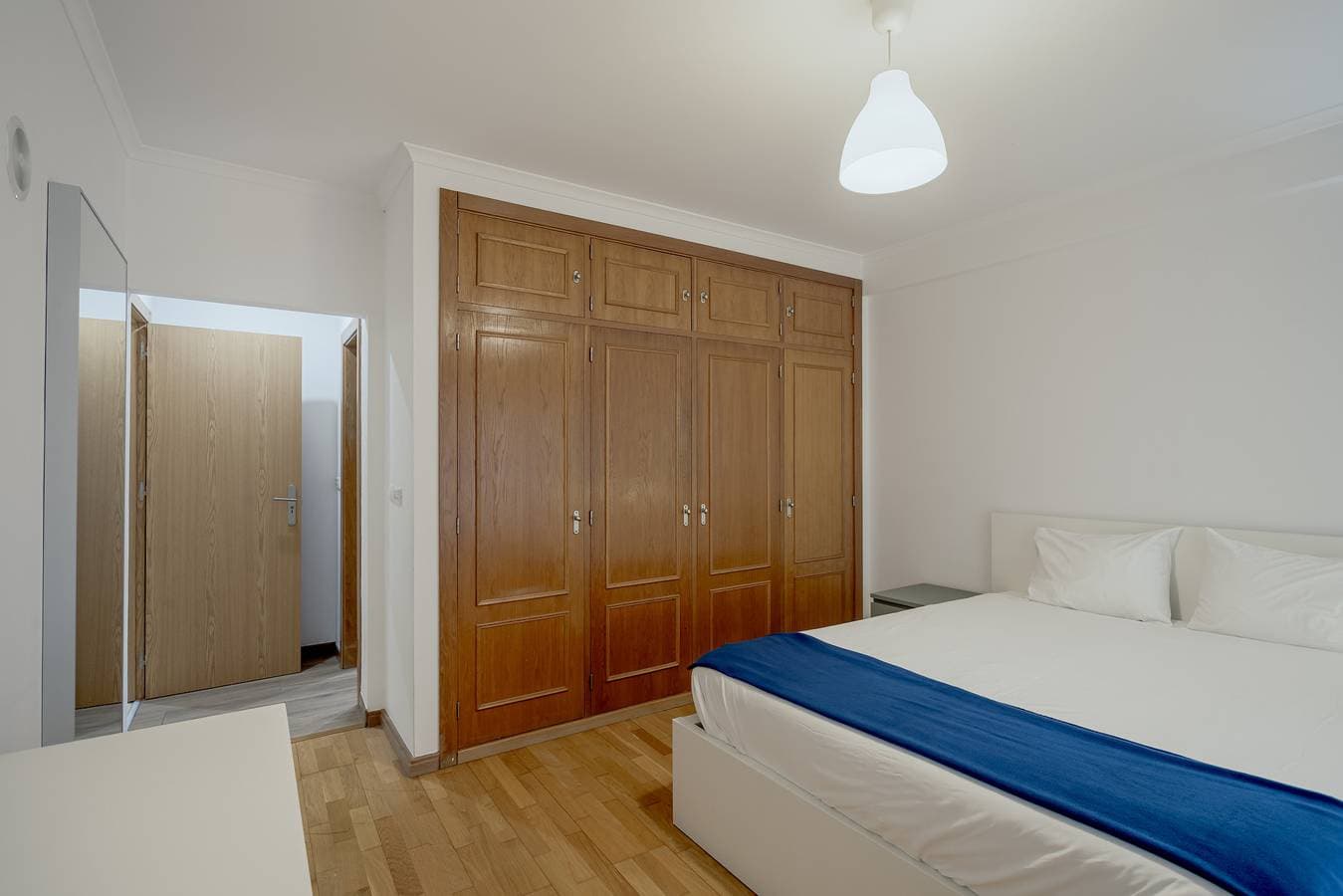 Foto 4 von 30: Carcavelos Bright & Modern Apartment