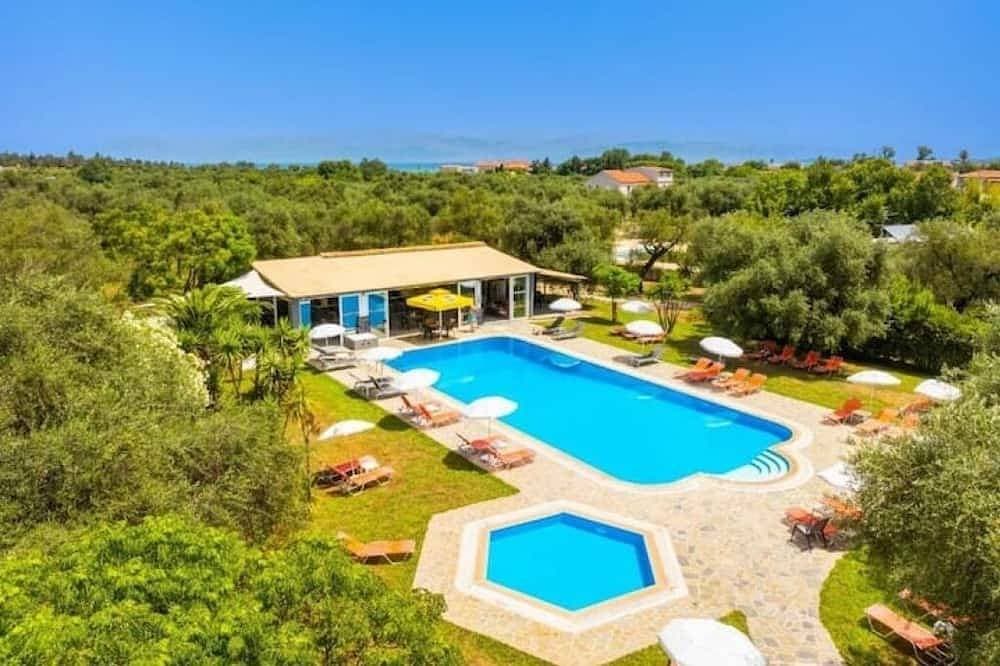 Kosmas Deluxe Studio – A Sun-Kissed Escape in Roda 1