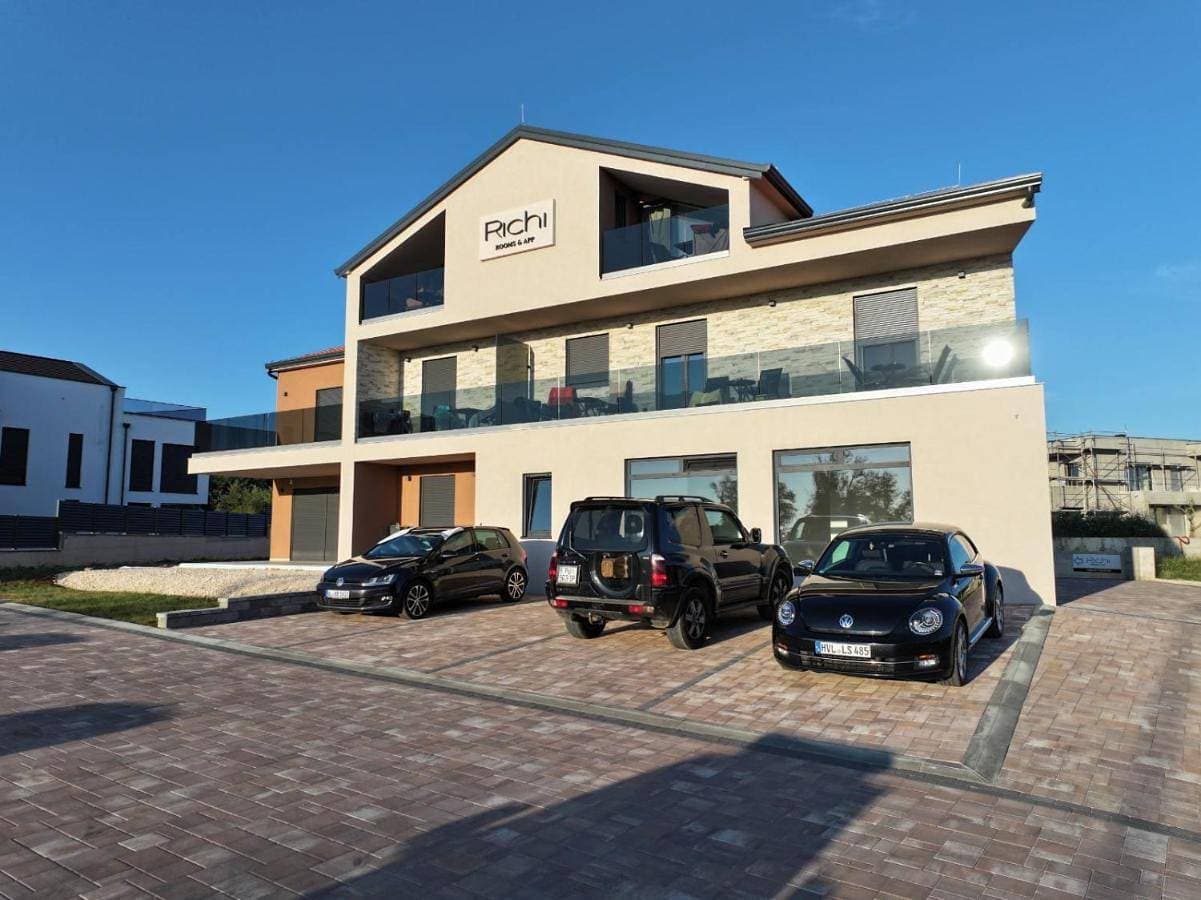 Richi Rooms & App 1