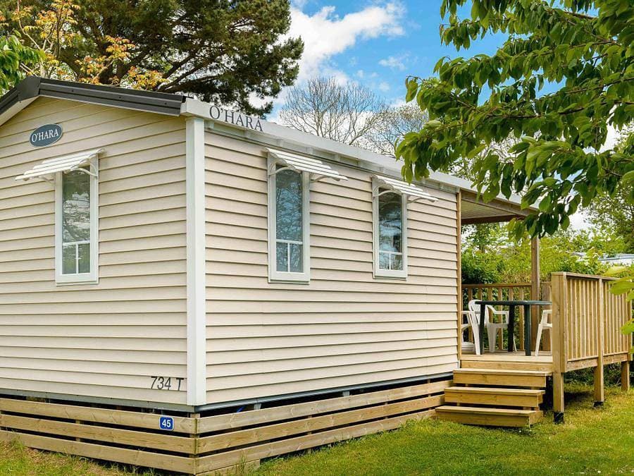 Foto 4 von 53: Flower Camping le Kergariou - Mobilheim 4 personen - Mobilheim Lancelot Standard 25m² (2 Zimmer) + halbüberdachte Terrasse 4 Pers.