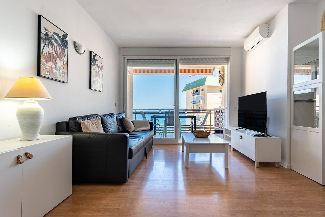 2 Bed 1 Bath Very Bright Apt 1