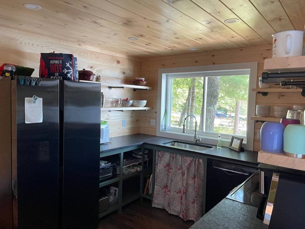 Foto 11 von 32: Cozy 100-year-old Maine camp, steps to Little Sebago Lake