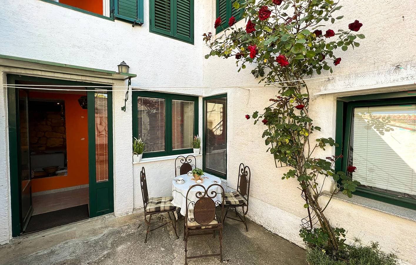 Geräumige 100 m² große Wohnung mit Terrasse, WLAN und Parkplatz 1