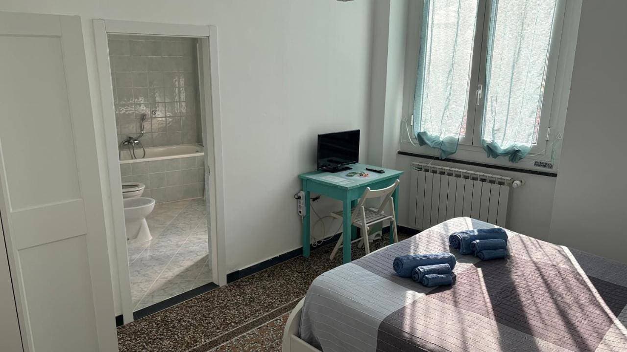 Foto 11 von 24: Double Room with Private Bathroom