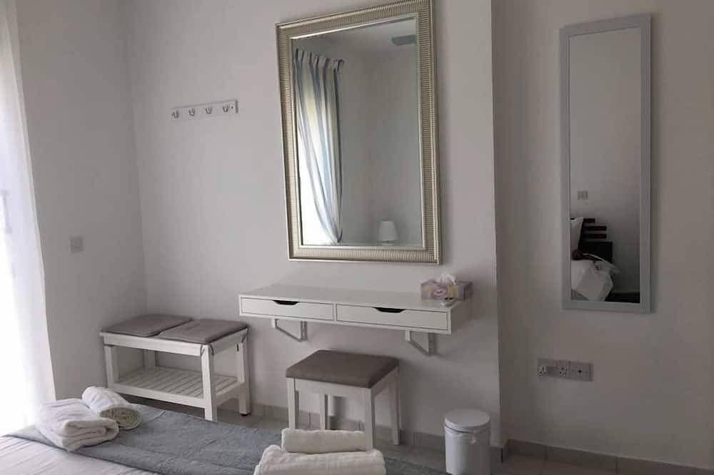 Foto 3 von 19: Limnaria: Modern 1 Bed, Pool Views, 5min To Beach