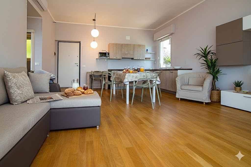 Foto 6 von 21: Ferienwohnung mit Klimaanlage und Balkon mit Meerblick