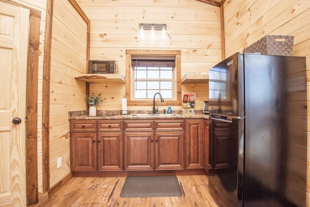 Foto 5 von 35: ⛰Romantic Tiny Home - Wi-Fi & Hot Tub & Fire Pit