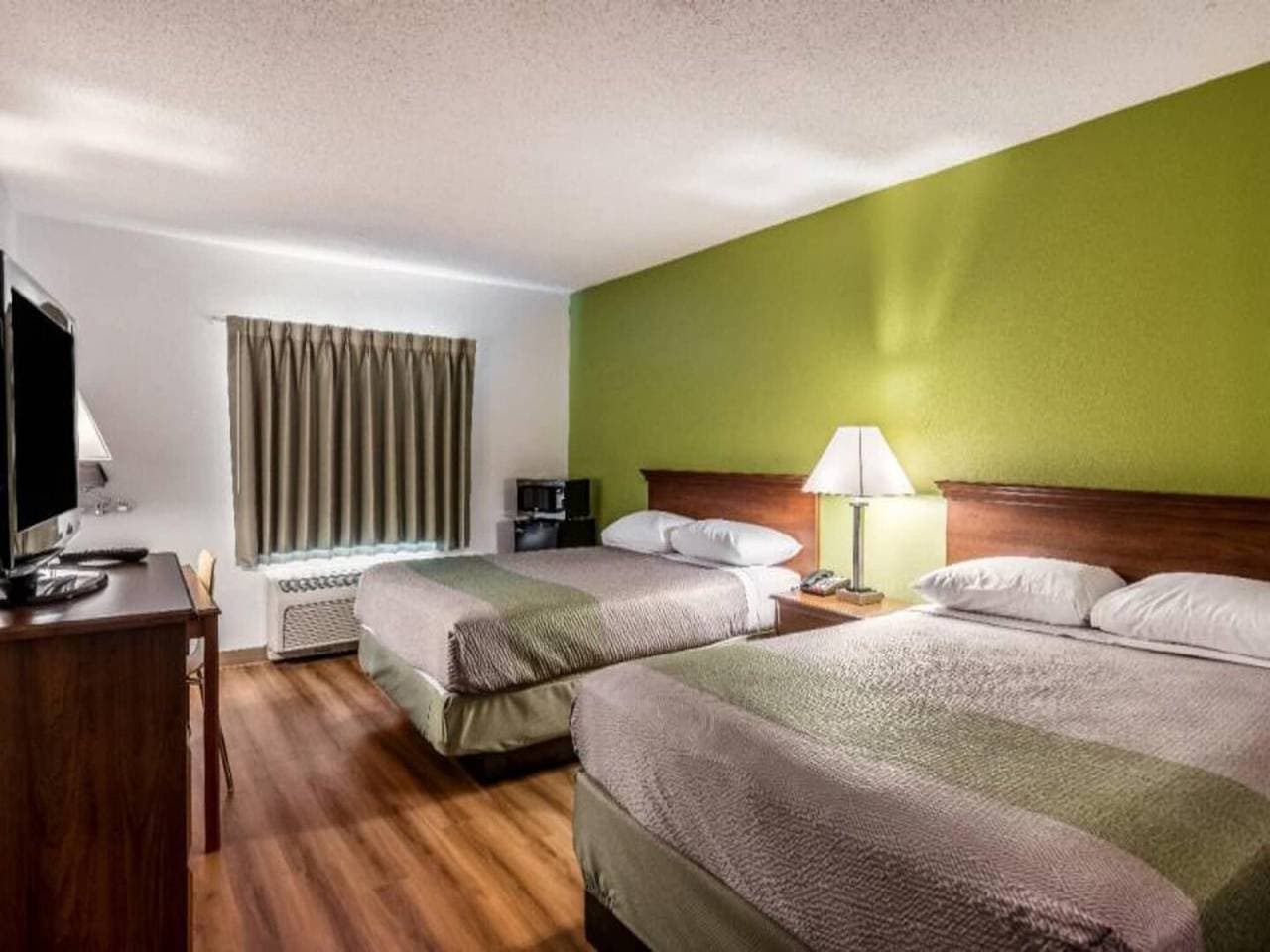 Foto 7 von 27: 2 Queensize-Betten | Nichtraucherzimmer, Mikrowellenkühlschrank