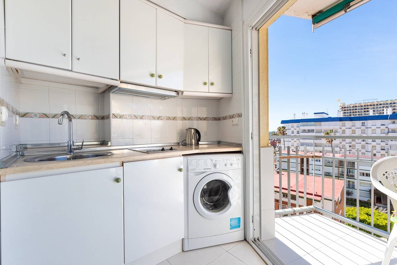 Foto 13 von 22: Sunny Seaside Studio mit Balkon, Klimaanlage und Meerblick