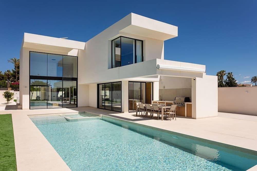 Ultra-Modern 5-Bed Luxury Chalet with Private Pool & Home Cinema 13 Min To Beach 1