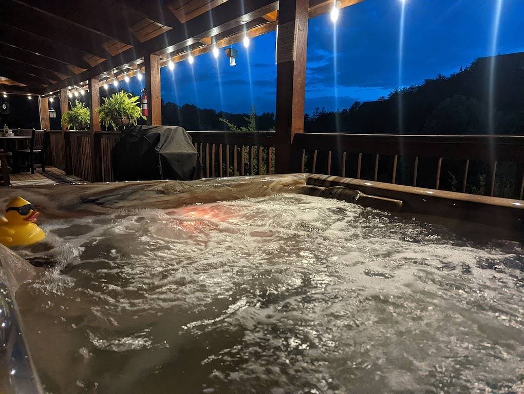 Foto 10 von 46: Relaxing~Views~Private Hot Tub~Pool Table~Games~Just Because
