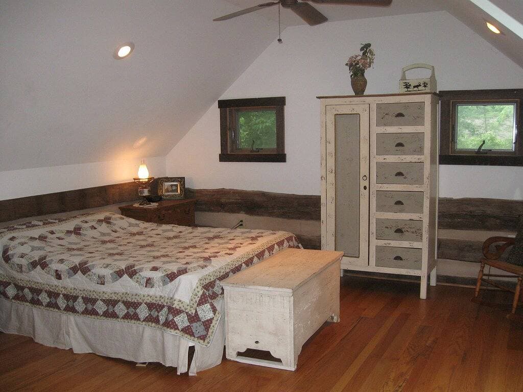 Foto 10 von 22: Tavern River Cabin, Historisch, Flussufer, Block, Hottub, Großer Steinkamin