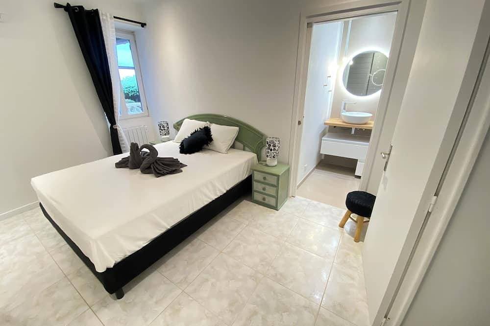 Foto 3 von 30: La Mer Veille - Terrace with sea view. Pets welcome!