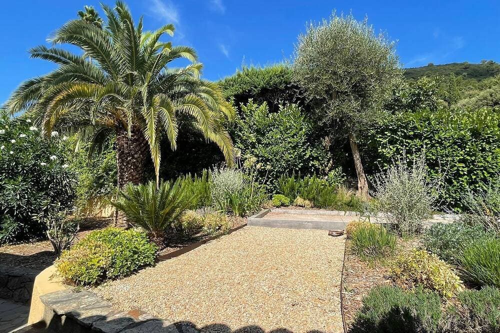 Foto 11 von 30: Villa Sleeps 10, 4 Bedrooms, with Pool and Sea and Mountain View