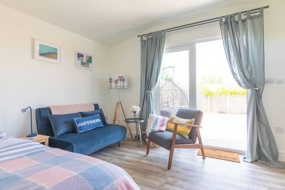 Foto 4 von 17: Pear Tree Cabin provides a wonderful base for exploring Whitstable and the surrounding area, celebrating special occasions, or visiting friends and family. Enjoy the local cusine and stroll back to your comfy cabin to watch the sunset.