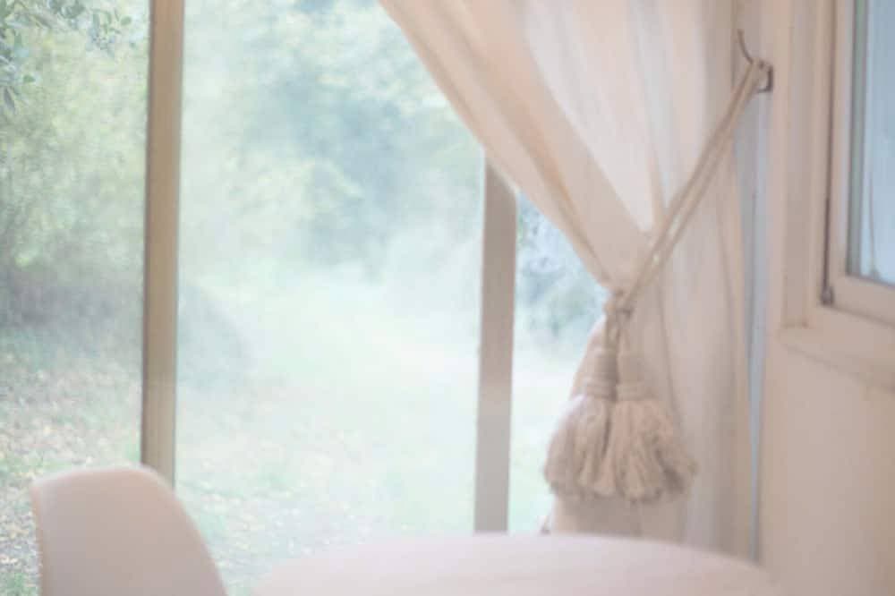 Foto 10 von 30: Terre libre 2, glamping. Hutt with garden and access to a river.