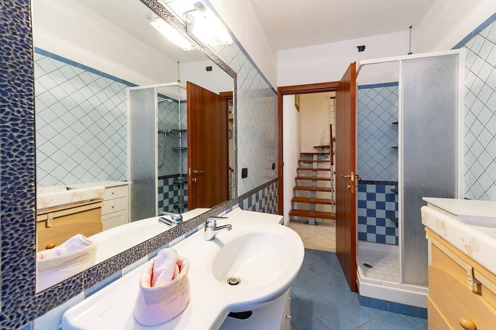 Foto 10 von 30: GuestHost - Nice 80 sqm apartment on two levels, perfect for 2 people, located on the first floor of a semi-detached house Without a lift (stairs to access it). The accommodation is located in San Martino, a quiet and peaceful neighborhood where you can