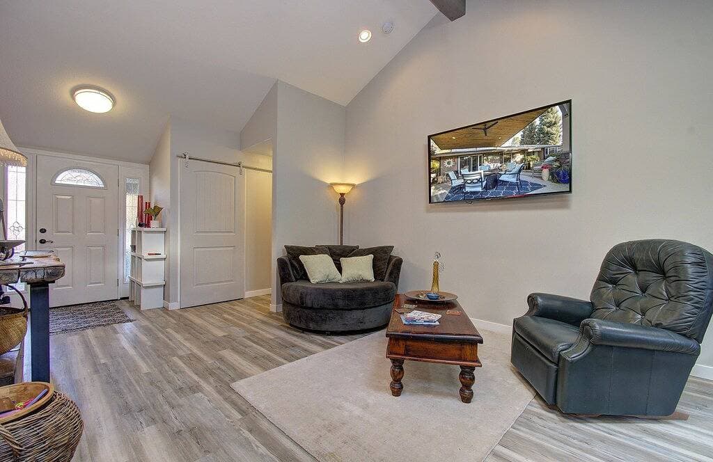 Close to Downtown*Luxe-Beautiful Shower-Pets! 1