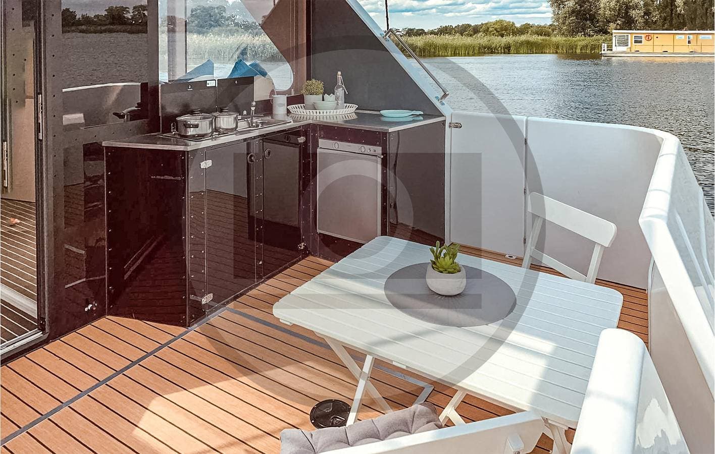 Foto 5 von 25: Waterfront Retreat: Neuruppin House Boat