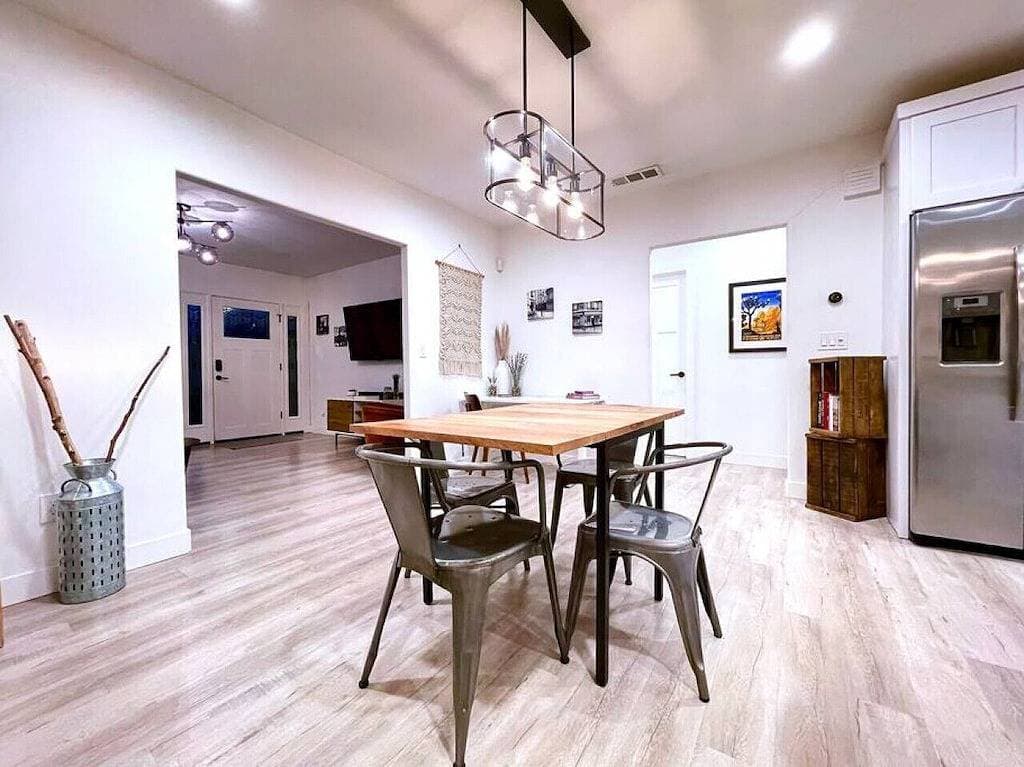 Foto 7 von 30: Remodeled 2Br · Fenced Yard · Midtown · Driveway Parking