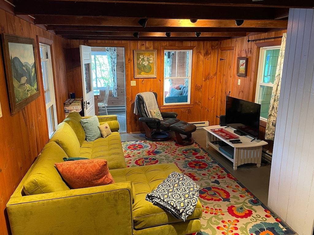 Foto 2 von 32: Cozy 100-year-old Maine camp, steps to Little Sebago Lake