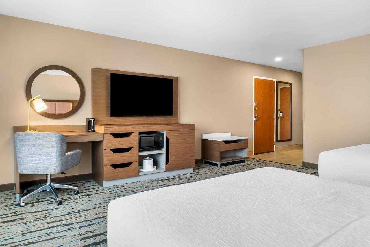 Foto 7 von 9: Queen Room with Two Queen Beds - Mobility and Hearing Access/Non-Smoking