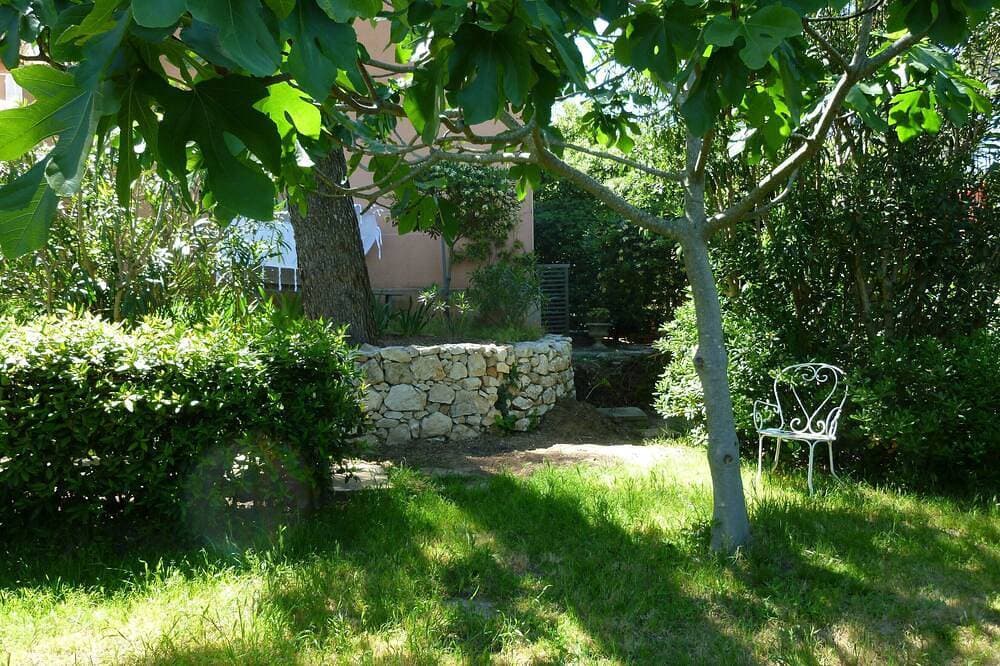 Foto 10 von 27: Charmantes Gartengeschoss. Zwischen Stränden und Buchten. Blick aufs Meer. Erhaltene und ruhige Lage.