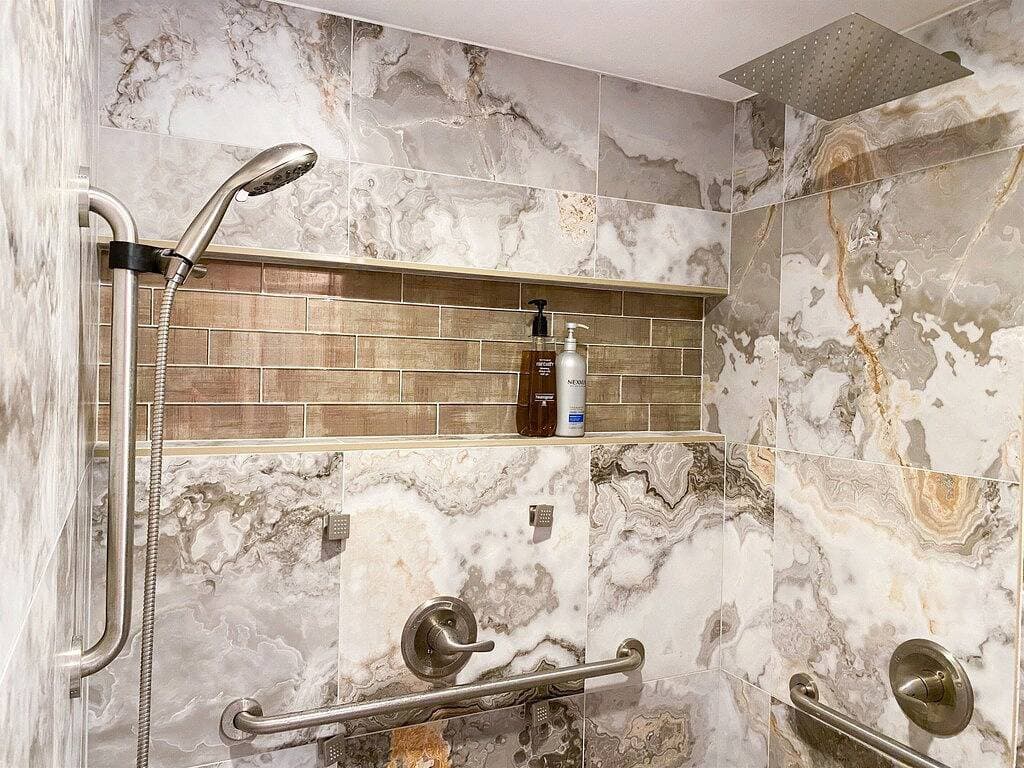 Foto 9 von 50: Close to Downtown*Luxe-Beautiful Shower-Pets!