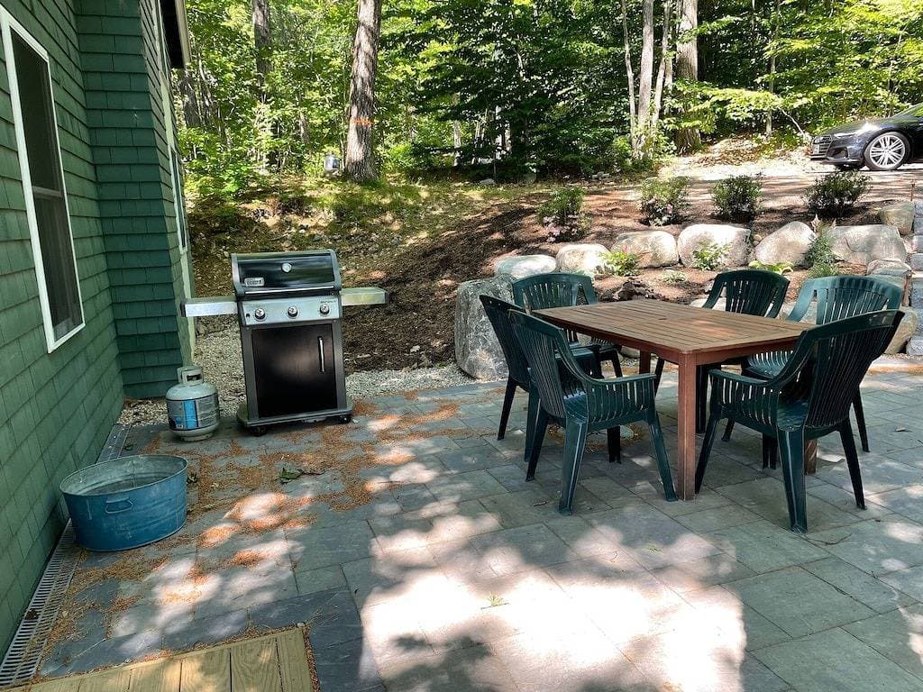 Foto 3 von 32: Cozy 100-year-old Maine camp, steps to Little Sebago Lake