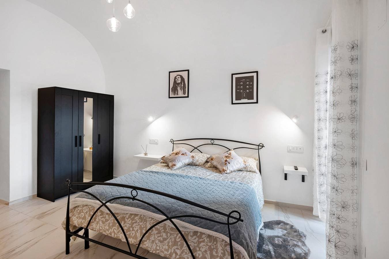 Foto 2 von 25: Zimmer Luna mit privatem Bad und Bergblick