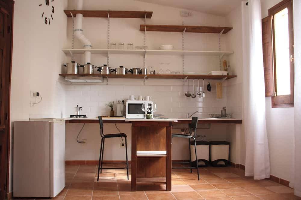 Foto 13 von 19: Cozy studio with a private sky-lit courtyard, near transport and local amenities