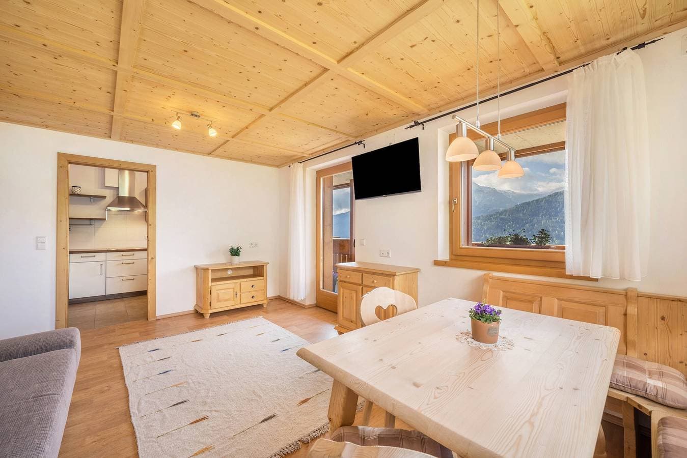 Foto 7 von 17: Ferienwohnung 'Matscherhof Nikolaus' mit Bergblick, Gemeinschaftsgarten und Balkon