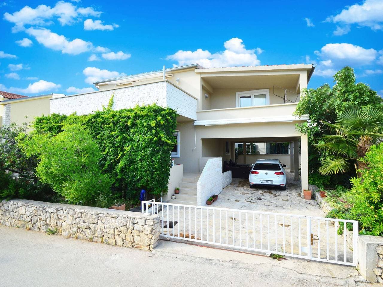 Jadrija 9 km von Vodice: Schönes Dreifamilienhaus Lastavica 1