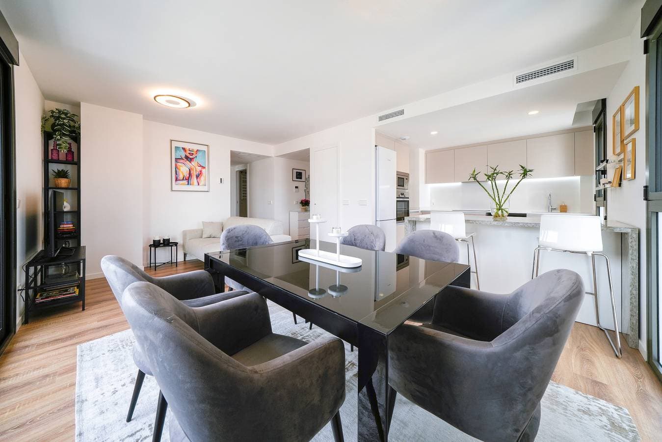 Foto 6 von 36: Ferienwohnung „Sonnenuntergänge & Pool in Barcelona“ mit Balkon, Gemeinschaftspool & WLAN